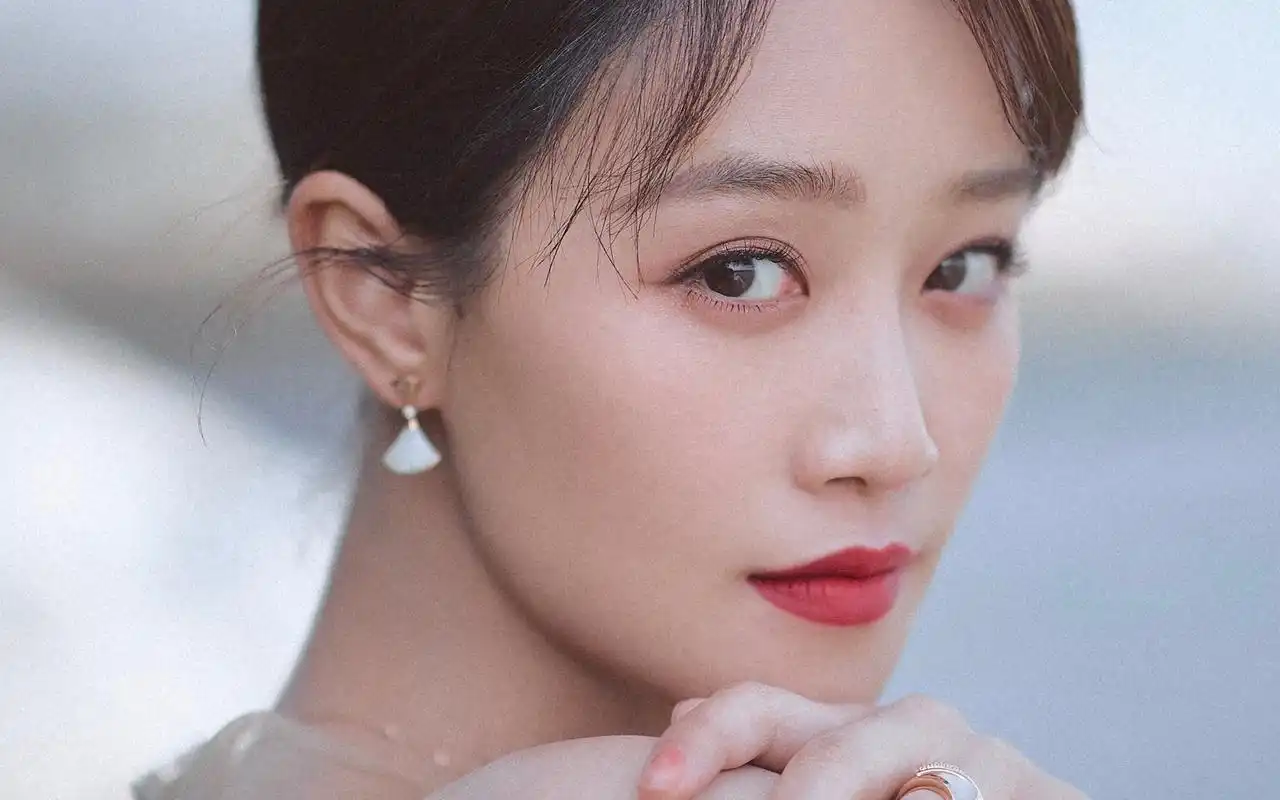 蓝盈莹性感优雅写真桌面壁纸