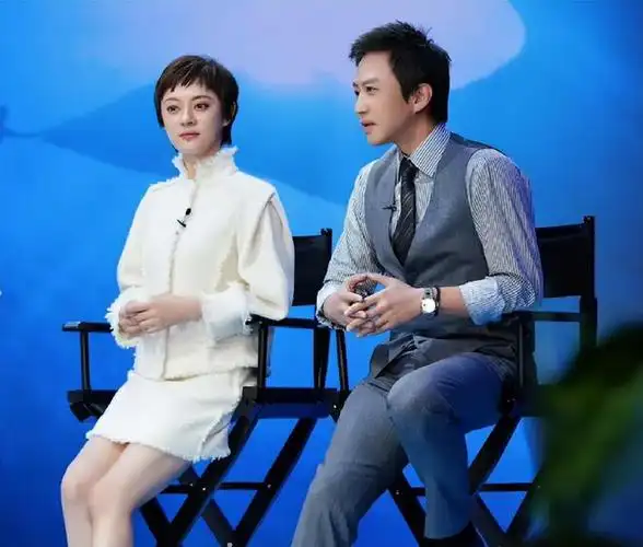 孙俪和邓超亮相,她穿小香风打扮精致,但眼睛突出发腮明显太老气