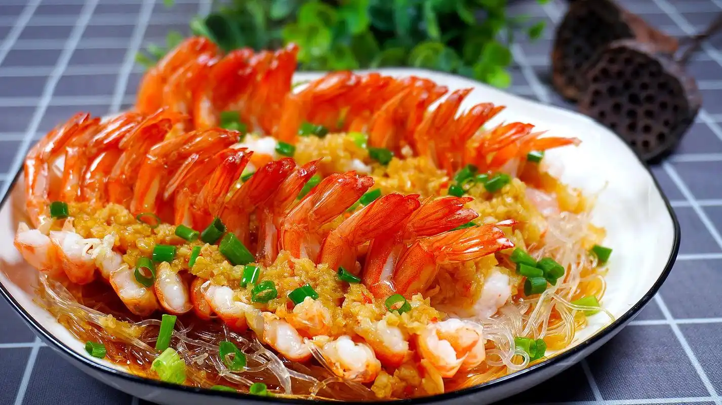 年夜饭必备的蒜蓉粉丝蒸虾,简单好做颜值高,好看又好吃