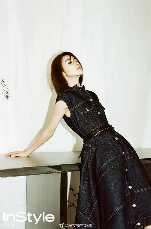 吴谨言秋日造型大片释出短发搭配长裙飒爽潇洒