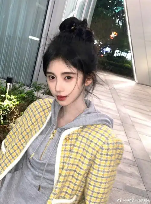 穿搭##鞠婧祎初秋格子外套#鞠婧祎秋日氛围感直接拉满,丸子头凌乱美!