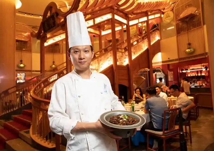 表情丨餐饮业客流逐渐恢复,大厨亮出绝活为食客带来招牌美味_行政