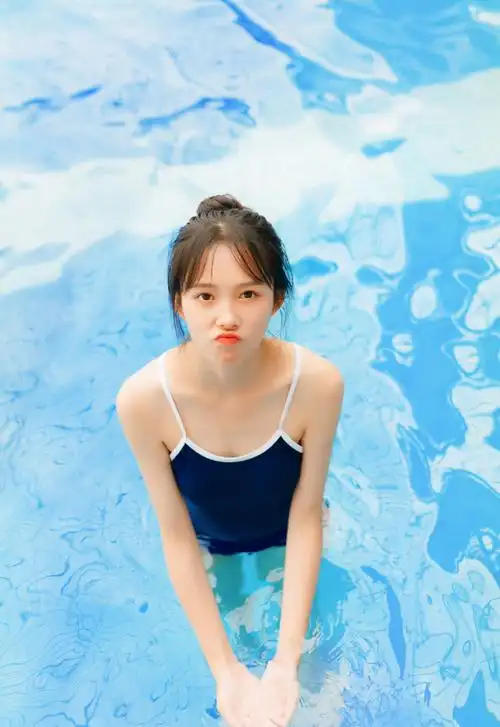 泳衣美女吊带性感湿身诱惑写真