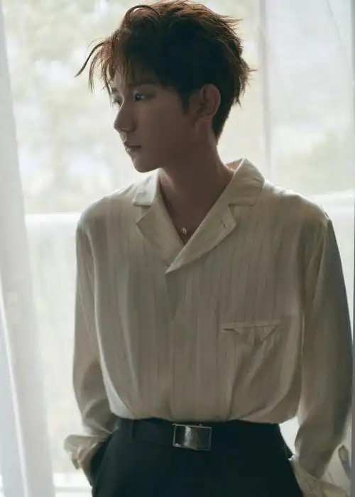 上游时尚王源复古风衬衫造型温柔