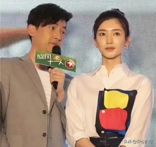 胡歌在朝鲜和宋轶一起担任主持人两人都穿喜庆的红色衣服