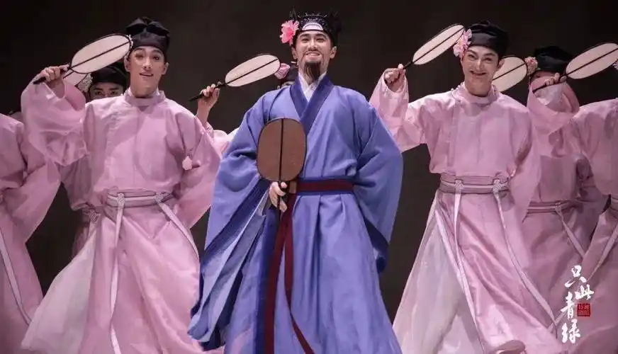 白色的丝绢,靛蓝色的篆刻,赭褐色的石,青灰色的笔,黑灰色的墨,再加上