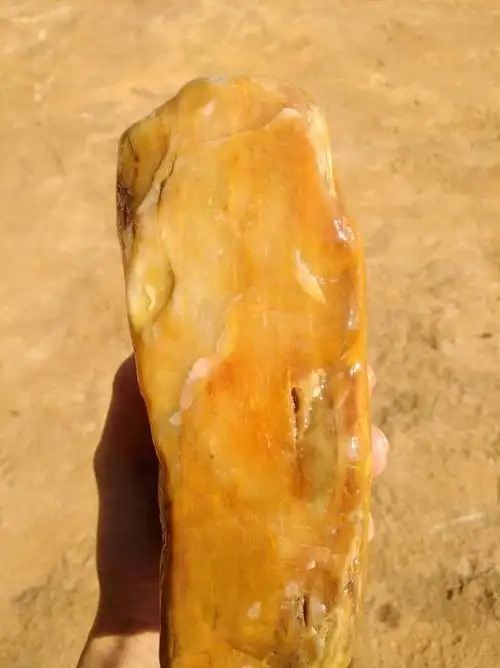 这是金丝黄蜡石吗?价值几何?