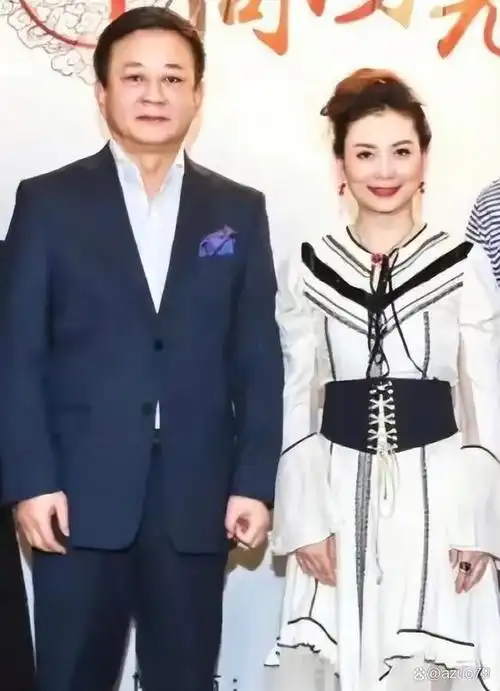 朱军藏了30年的老婆原来是她!52岁长相明艳,气质比董卿还要好