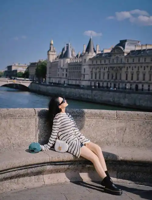 李沁晒照温柔甜美似初恋,大秀美腿惹人爱,与粉丝互动接地气