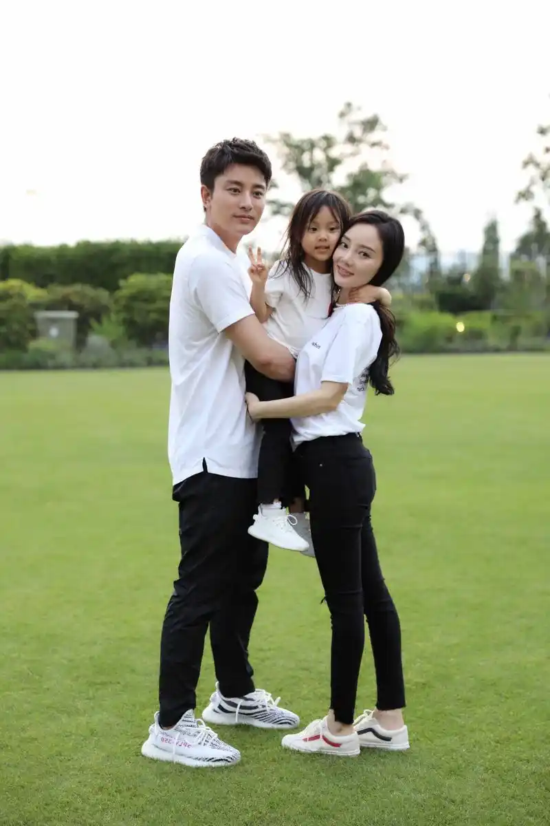 原创贾乃亮李小璐恩爱旧照曝光,网友感叹:物是人非