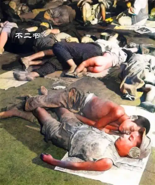 上色老照片:送骨灰盒回国的日军,日本小孩为驻日美军擦鞋