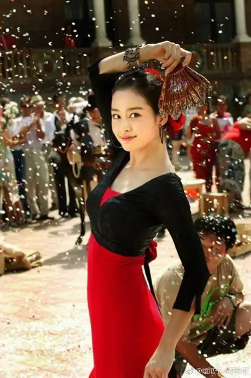 不禁让人想起金泰熙曾经的一组扇子造型