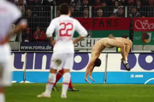 拜仁比赛惊现裸奔者 奥格斯堡球迷秀体操绝技