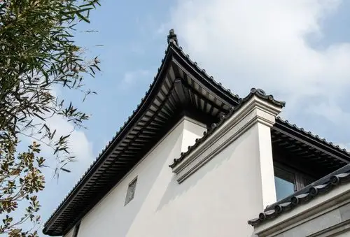 因此湘湖里的屋顶,全部采用混凝土挑檐,这项工程成本高昂,但能确保万