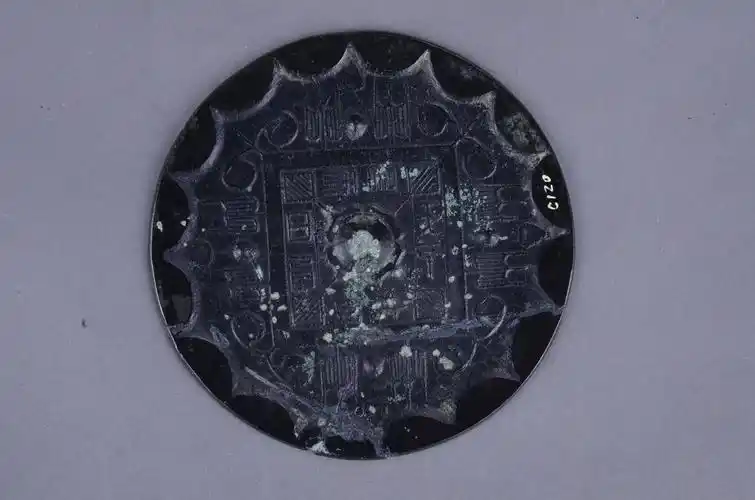 西汉日光对称单层草叶纹铜镜