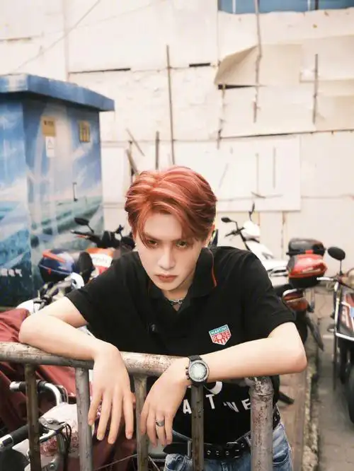 黄明昊上海街拍