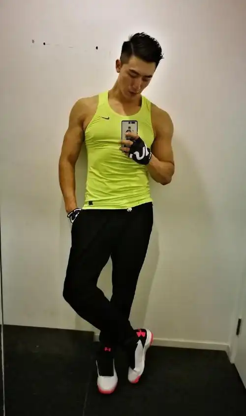 穿上衣服兼职模特脱掉衣服满身肌肉他是健身先生亚军