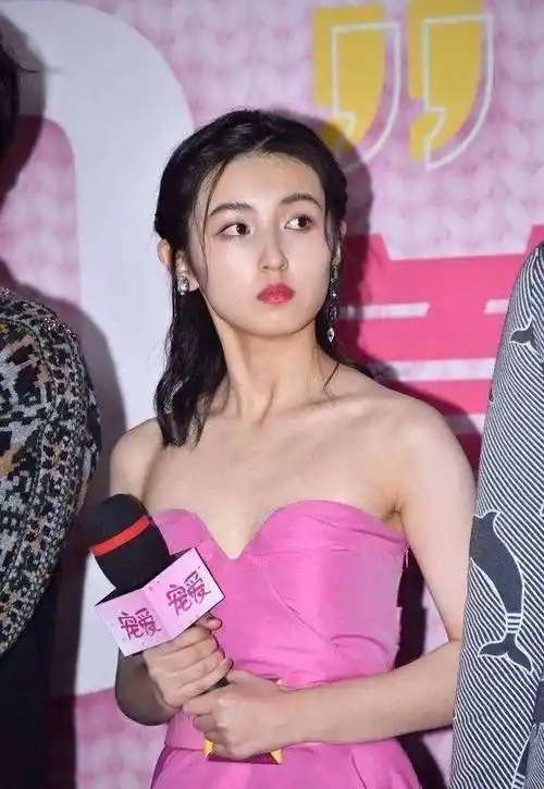 张子枫终于时尚一回,穿粉色抹身材连衣裙配半马尾,稚美气质挡不住
