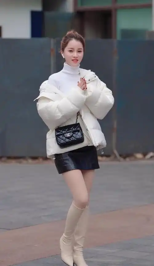 冬天姑娘们穿裙子是最漂亮的景色,有风度还显气质