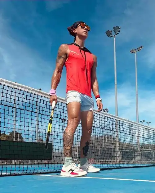 吴尊一家子都是高颜值,妈妈温柔可人,女儿出落的越发亭亭玉立了.