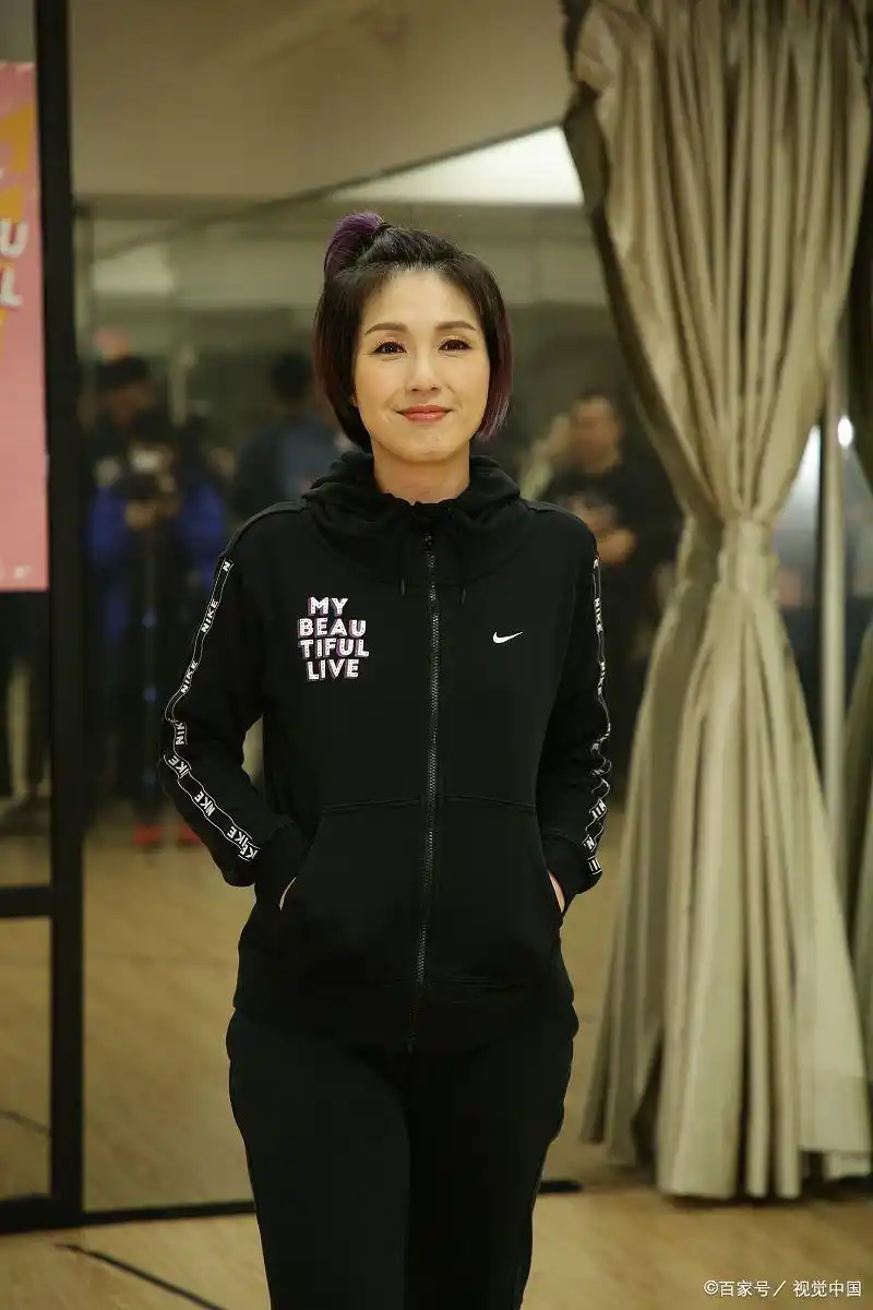 杨千嬅,原名杨泽嬅,1974年2月3日出生于中国香港,祖籍广东汕头, [1-2]