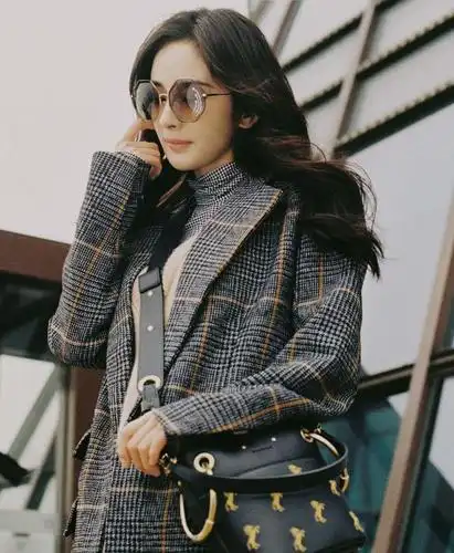 杨幂秋冬换季穿搭特别大气,主要是有层次感,突出时尚美