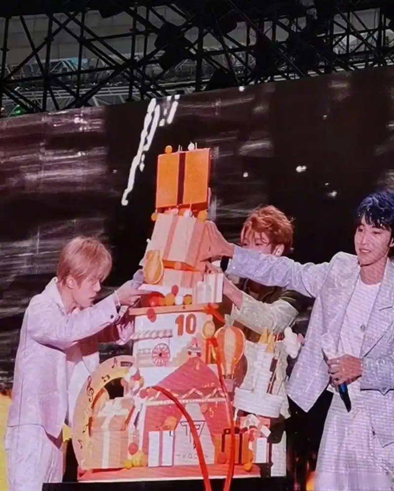 tfboys演唱会上蛋糕突然倒了,王源临场反应能力好强,cue到了接下来要