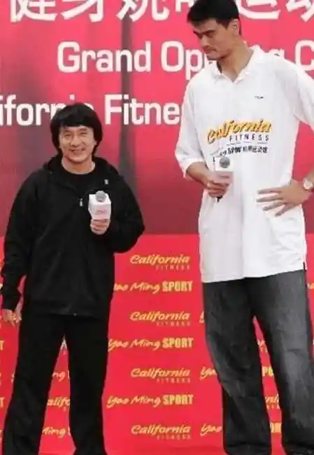如果论演技和知名度也许姚明不行,但是若要论身高,成龙也得甘拜下风