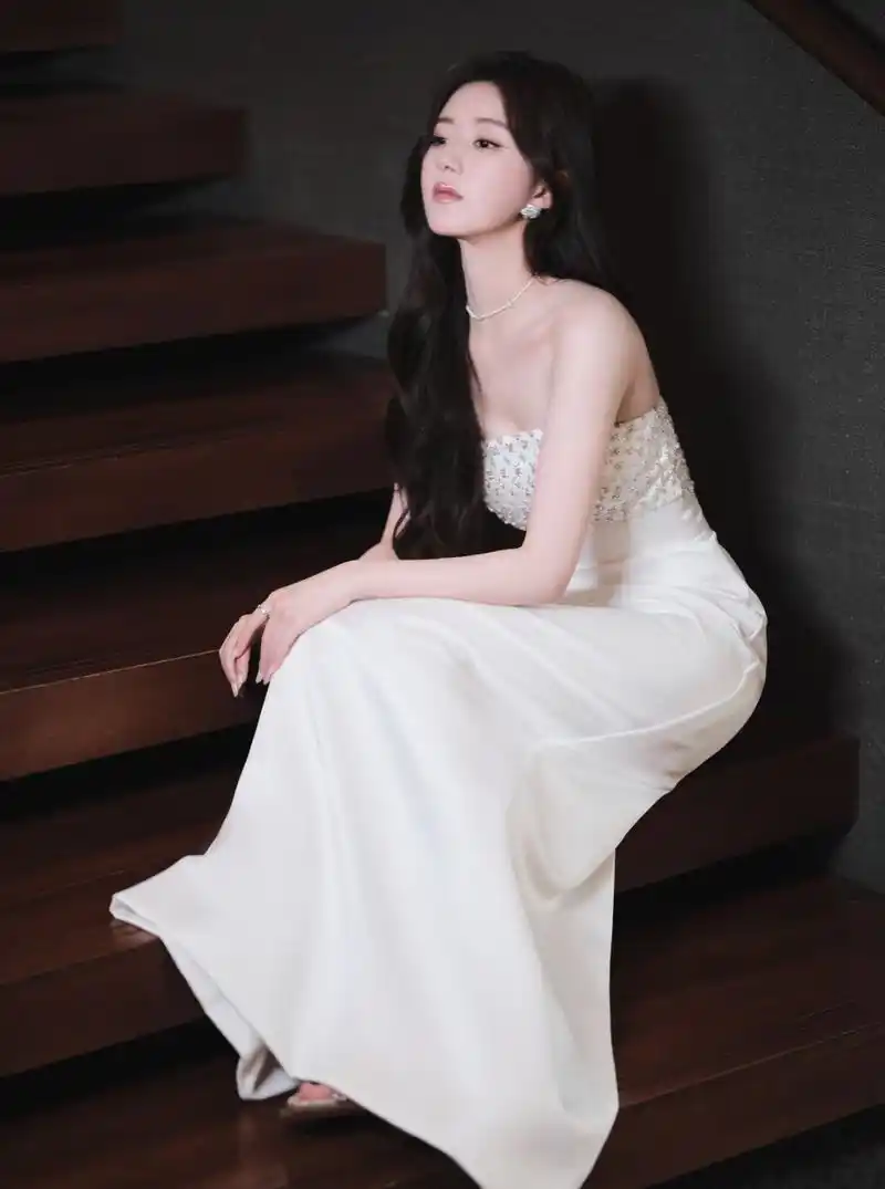 赵露思今天第二套白色抹胸裙也很美,小香肩很诱人#赵露思 瘦而不柴