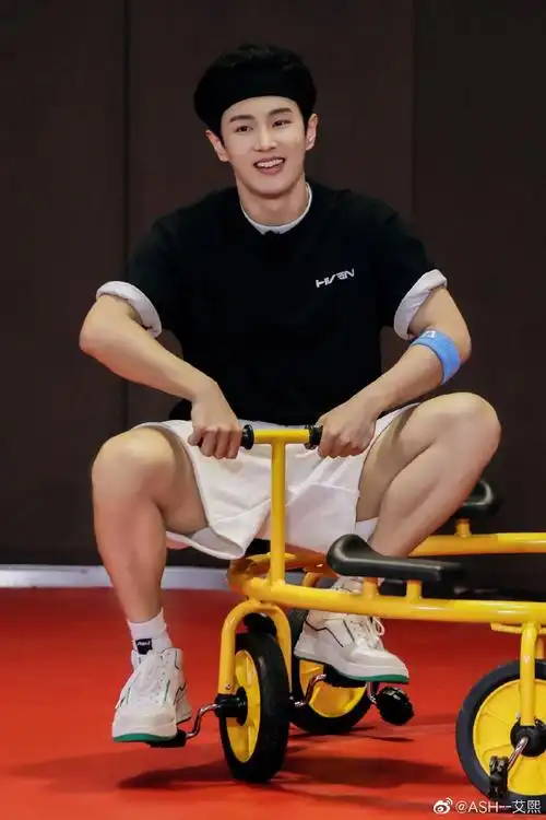 李汶翰超话录制#完美的夏天#清爽的运动装扮出镜in ash parker