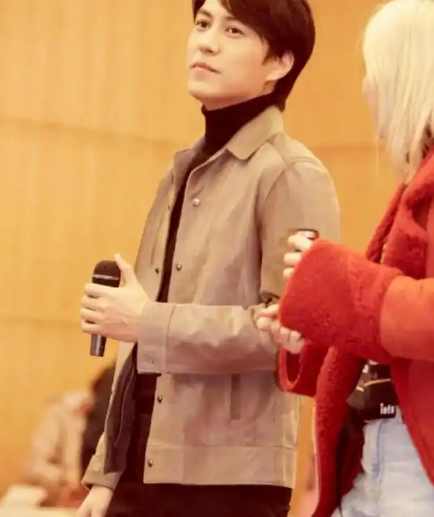 靳东家庭聚会照!亲妹身材高挑和他共用一张脸,外甥女五官细致