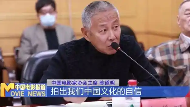 陈道明都素人合影都快70岁还那么帅气满头白发皮肤还皱巴巴的