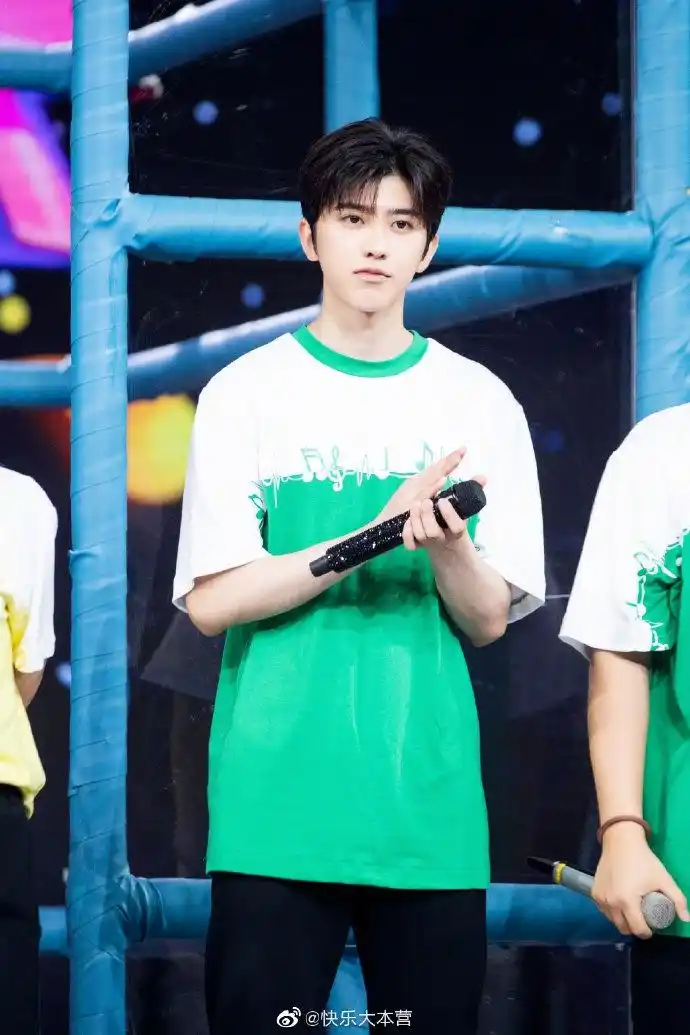 29日,蔡徐坤参加《快乐大本营》的一组剧照曝光,身穿白绿t恤的他干净