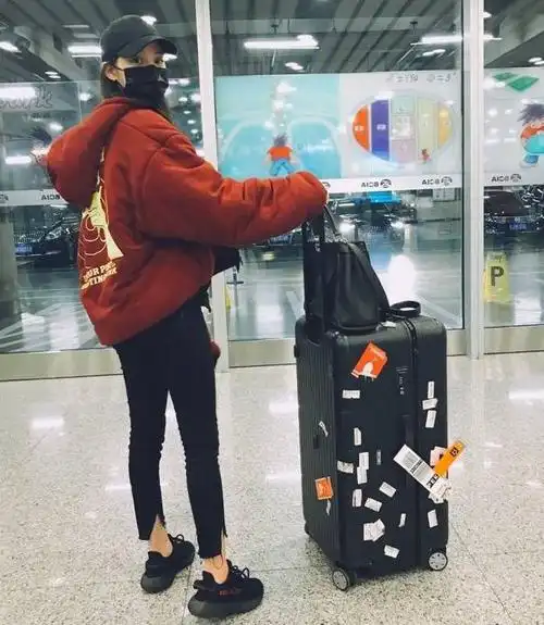 网友拍欧阳娜娜机场照片,行李箱在大长腿面前显得格外矮小