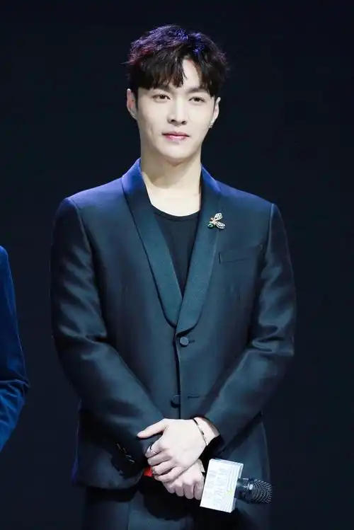 吴彦祖,毕业于美国俄勒冈大学,华语影视男演员,导演,制片人,1998年,因