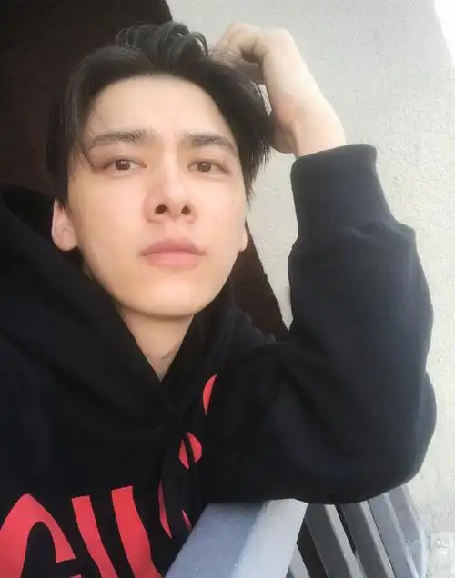 李易峰发自拍照文字不重要