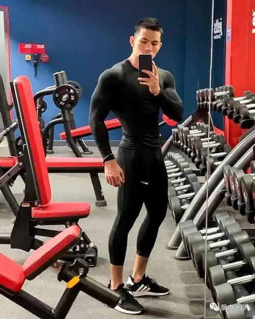 180cm肌肉男模被爆私密照,网友:这是什么神仙肉体啊