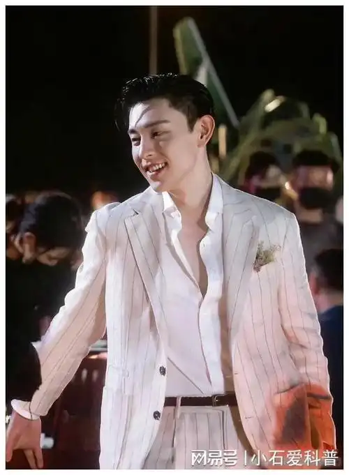 邓伦超级超级阳光帅气迷人十足的,为人随和善良的男人!