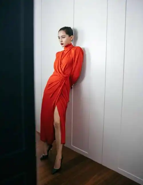 王子文武汉出席时尚品牌开幕活动 红色造型秀美腿性感迷人_铂廷_王子