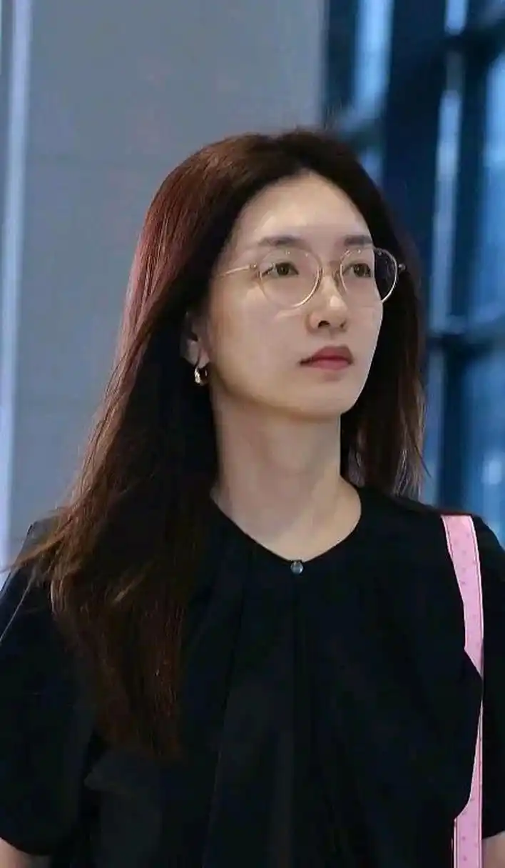 图一他人拍的江疏影素颜,图二自己拍的江疏影素颜,图三妆后江疏影的