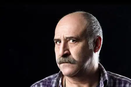 光头胡子令人迷惑的小胡子的光头男人.困惑照片