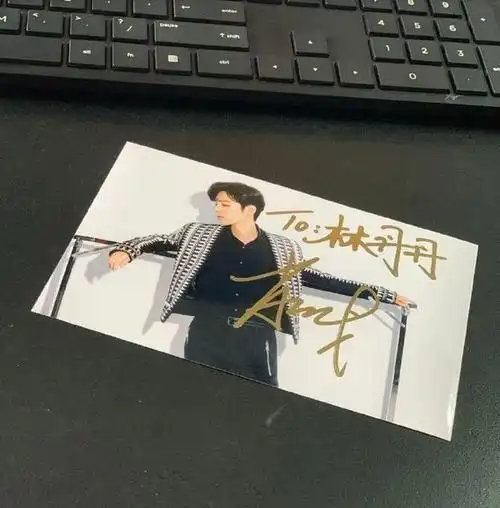 博主晒出肖战刚出炉的签名照,小飞侠多方求证真假,网友:我酸了