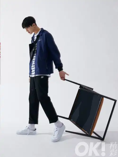 封面中赖冠霖一身puma运动衣,帅气随性的印花短袖t恤搭配运动短裤