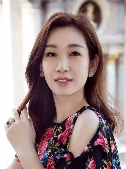 44岁的秦海璐,到底是"最惨前任"还是"最幸福的妻子"?