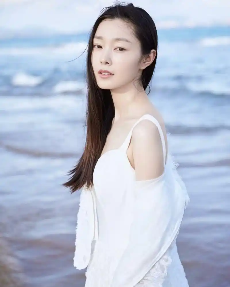 宋轶穿白色吊带连衣裙,温婉清新乖巧怡人  宋轶穿一件白色吊带连衣裙