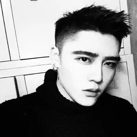 黑白头像男伤感男生其实比女生更容易受伤