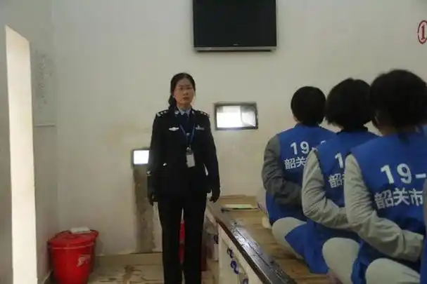 女性在看守所洗澡为什么有人看着,没有隐私吗?