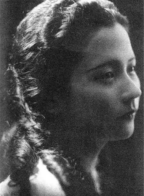 富家小姐和戏子私奔,却意外缔造一个盛世豪门,女儿成好莱坞巨星