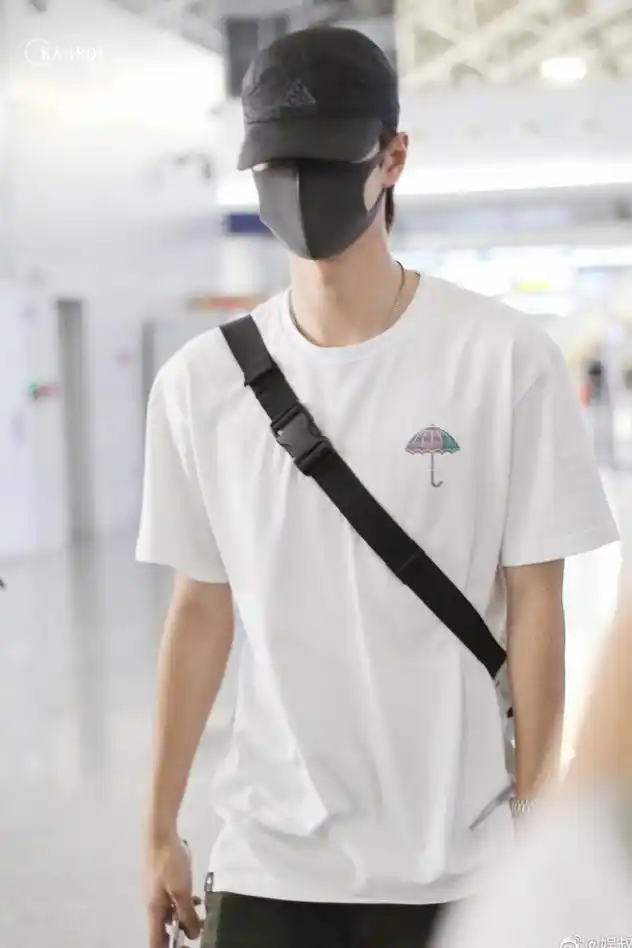 肖战登泰国热搜第一,王一博粉丝包机场17块大屏,《陈情令》火到海外