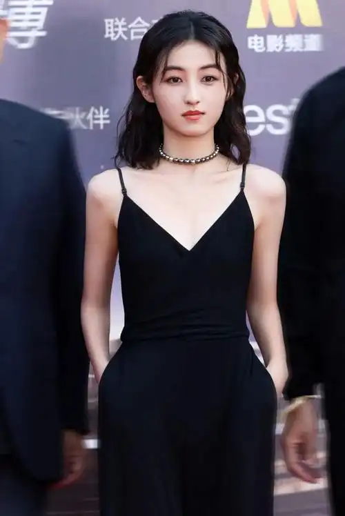 张子枫「男闺蜜」火了!180cm禁欲脸公狗腰:连辛芷蕾都把持不住